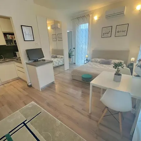 Bella My In The Center